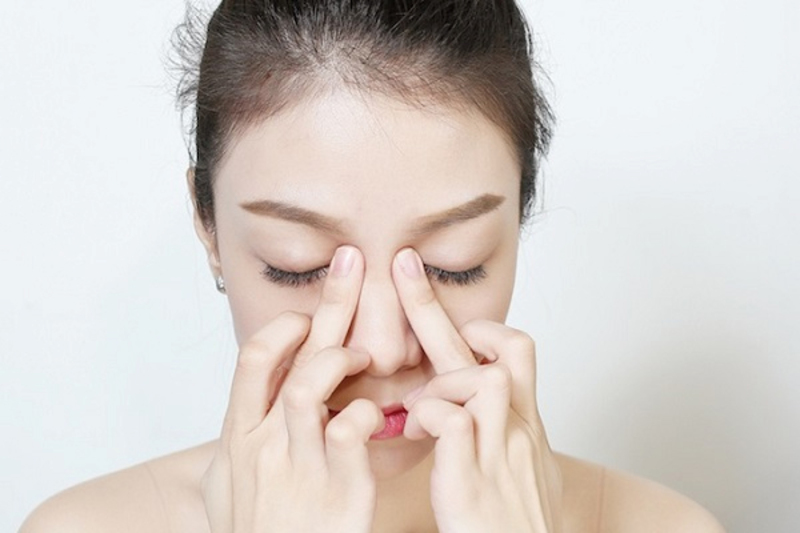 Massage giúp sống mũi thấp nhìn nghiêng cao hơn