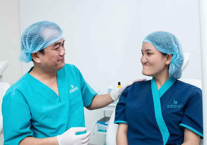 Bác sũ Trí động viên khách hàng trước khi phẫu thuật điều chỉnh vách ngăn