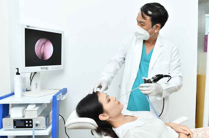 Bác sĩ thực hiện nội soi mũi để xác định tình trạng lệch vách mũi tại JK Nhật Hàn