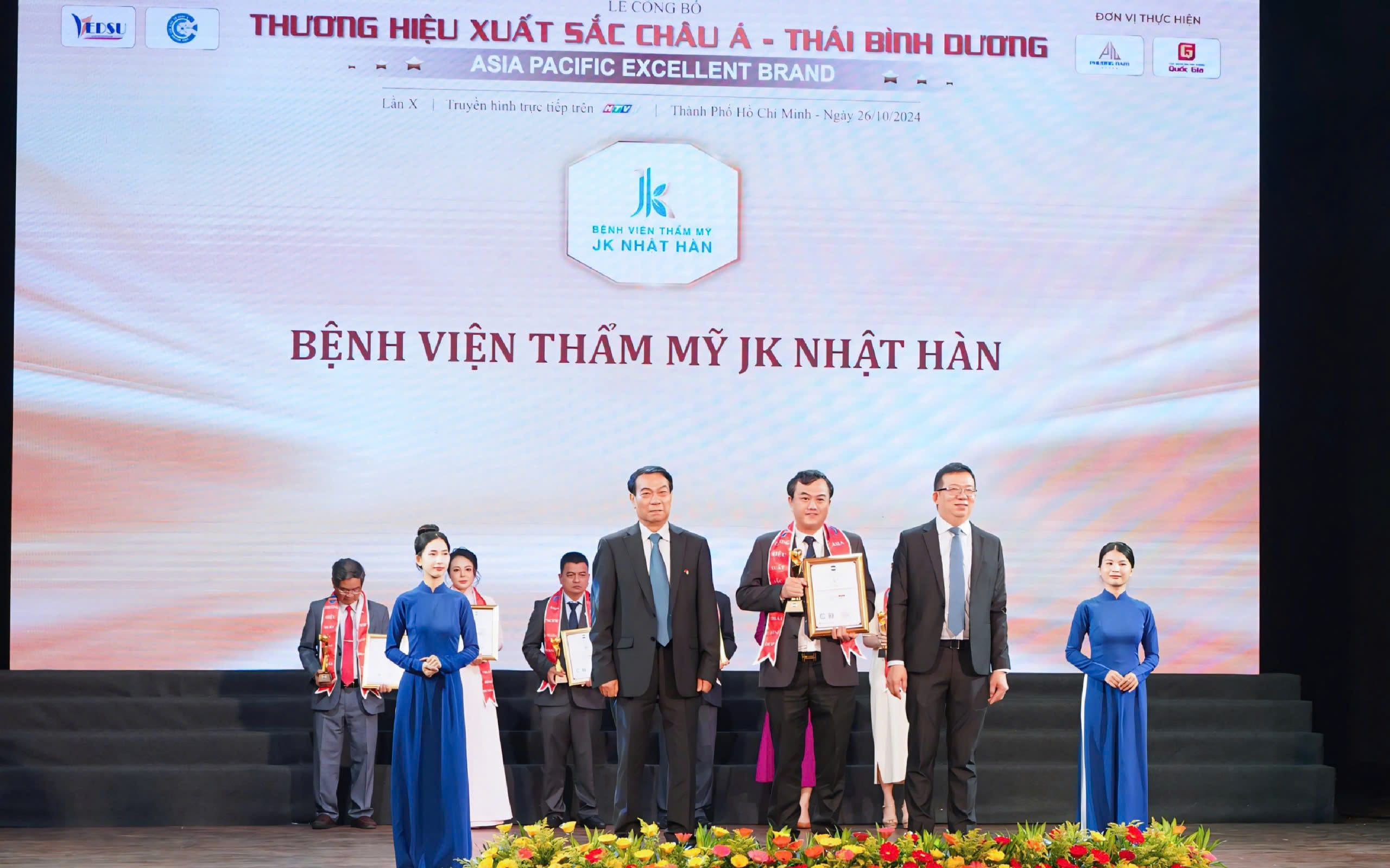 Thạc sĩ Bác sĩ Lê Viết Trí Giám đốc Bệnh viện Thẩm mỹ JK Nhật Hàn nhận cúp vàng Thương Hiệu xuất sắc Châu Á Thái Bình Dương