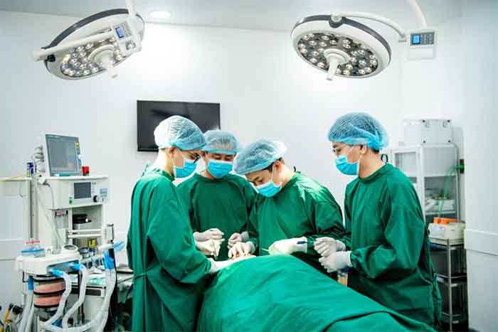 Bác sĩ đang thực hiện chỉnh sửa mũi bị lệch