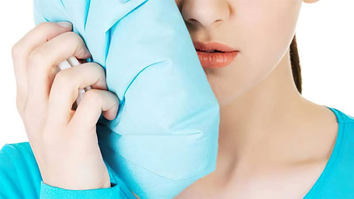 chườm đá sau khi cắt cánh mũi