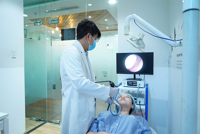Bác sĩ JK Nhật Hàn thực hiện nội soi khoang mũi cho khách hàng