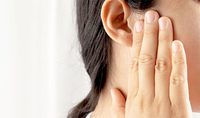 vẹo vách ngăn mũi gây ù tai?