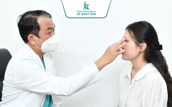 Xóa mũi tẹt cho thanh thiếu niên Việt - thanhnien.vn
